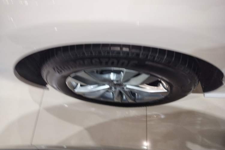 Used Toyota SIENNA 2024 2.5L Hybrid Comfort Edition Right Rear Wheel Hub