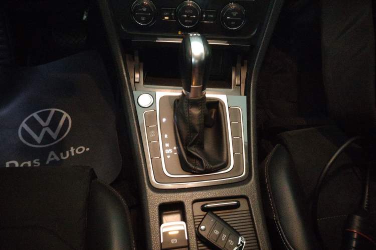 Used Volkswagen Golf 2018 230TSI Automatic Luxury Version Gear Lever