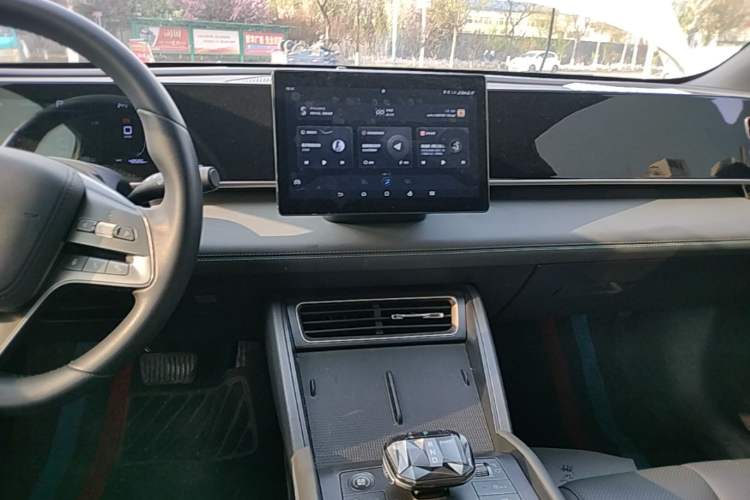 Used BYD Qin L 2024 DM-i 80KM Leading Model Audio And AC Panel