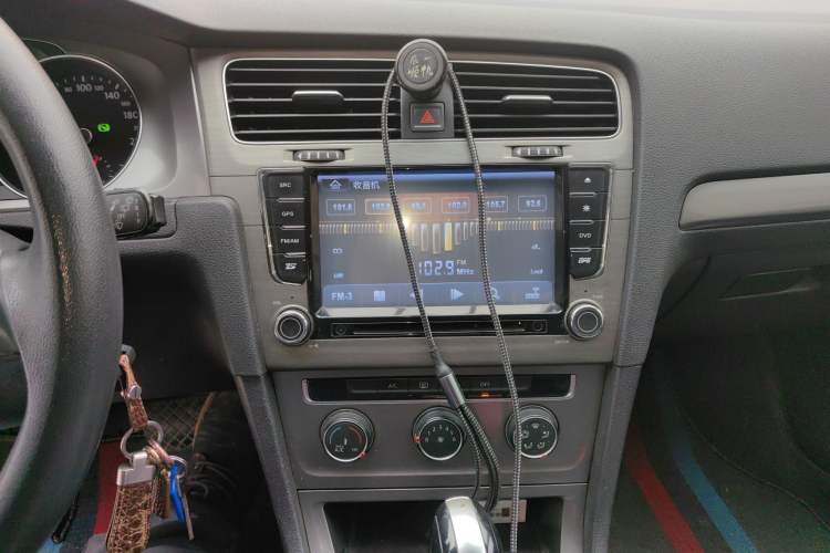 Used Volkswagen Golf 2014 1.6L Automatic Fashion Model Audio And AC Panel