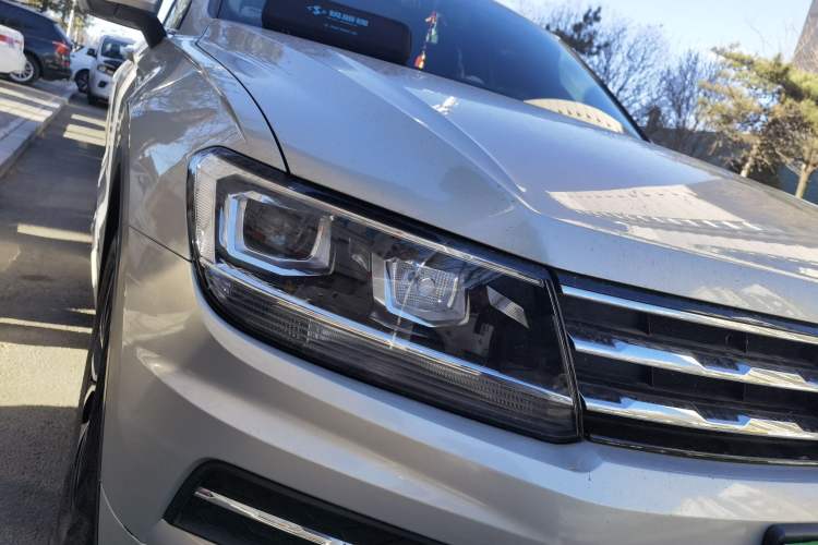 Used Volkswagen Tiguan L 2018 Facelift 330TSI Automatic Two-Wheel Drive Luxury Edition Right Front Headlight