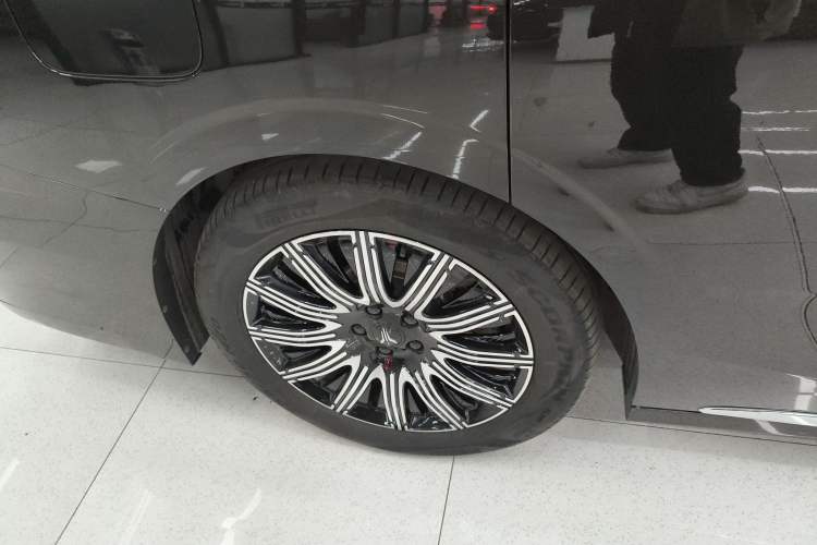 Used VOYAH Dream 2025 EV Four-Wheel Drive Flagship Kunpeng Edition
