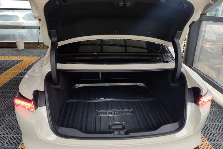 Used Buick L7 2025 Model Aivia Trunk