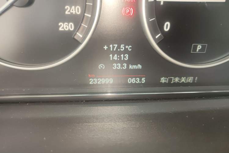 Used BMW 5 Series 2013 525Li Leading Model Odometer Close Up