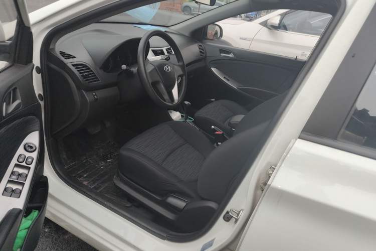 Used Hyundai Verna Ray 2014 1.4L Automatic GLX
