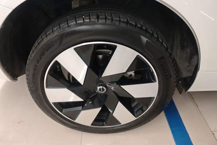 Used Volvo XC60 New Energy 2025 Plug-in Hybrid Long-Range All-Wheel Drive Smart Luxury Edition Right Rear Wheel Hub