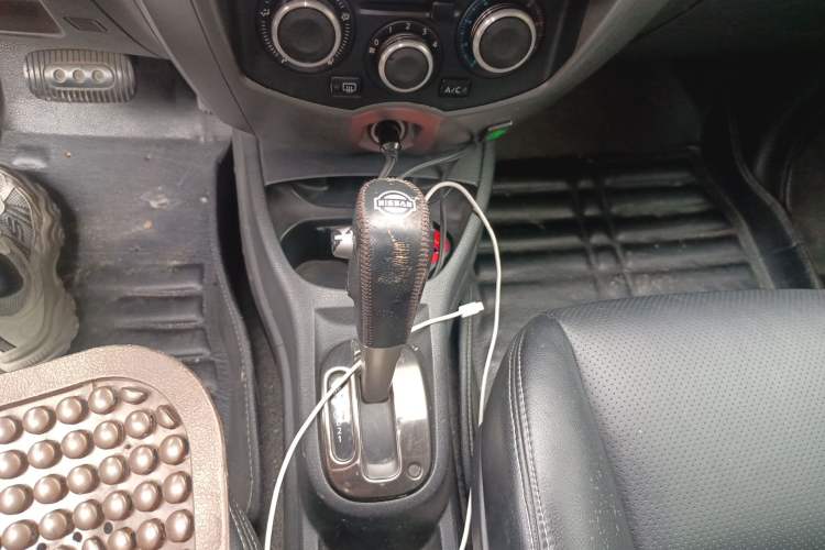 Used Nissan Livina 2010 Jingrui Edition 1.6L Automatic Smart High-End Model Gear Lever