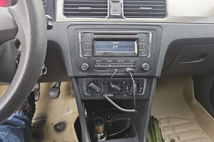 Used Volkswagen Santana 2015 1.4L Manual Comfort Edition Audio And AC Panel