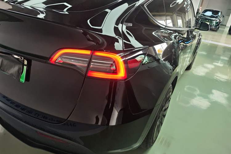 Used Tesla Model Y 2021 Standard Range Rear-Wheel Drive Version Right Rear Taillight