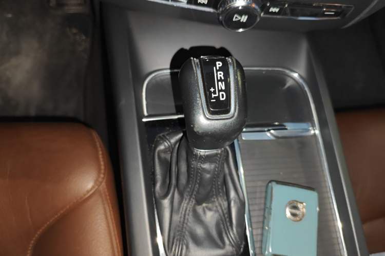 Used Volvo XC60 2019 T5 4x4 Smart Edition China VI Standard Gear Lever