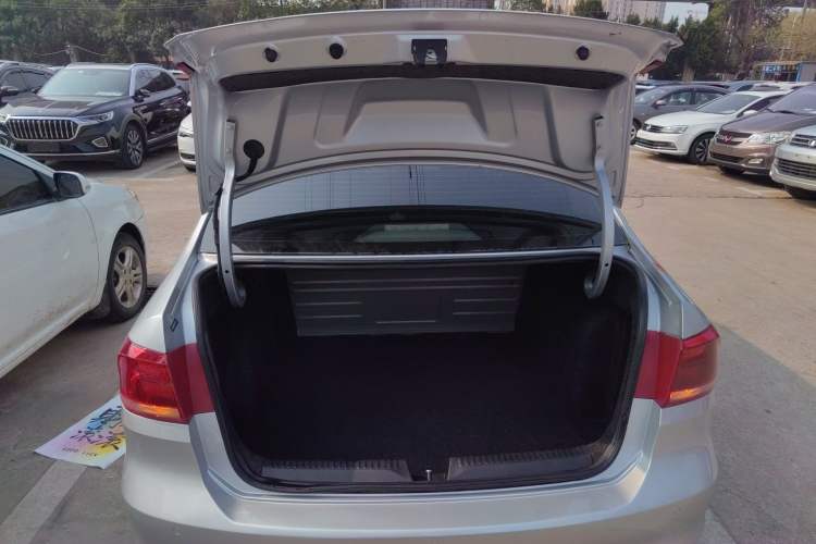 Used Volkswagen Santana 2015 1.6L Manual Comfort Edition Trunk