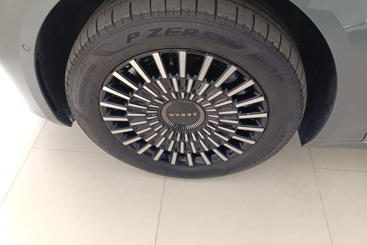 Used Zeekr 009 2024 Six-Seat Executive Version 4WD 108 kWh Left Front Wheel Hub