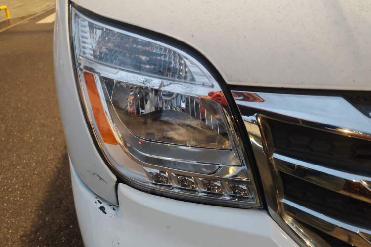 Used SAIC MAXUS Xintu V80 2018 2.5T AMT Aoyuntong Short Wheelbase Mid-Roof 5-6 Seater