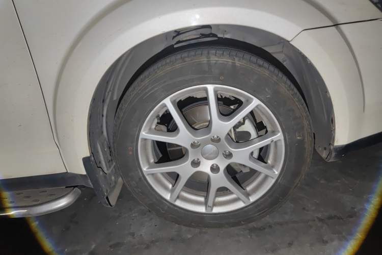 Used Dodge Journey 2013 2.4L Two-Wheel Drive Luxury Version Right Front Wheel Hub