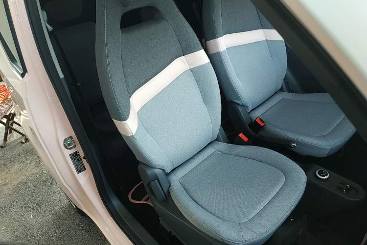 Used Wuling Hongguang MINIEV 2021 Macaron Premium Model – Lithium-NMC Right Front Seat