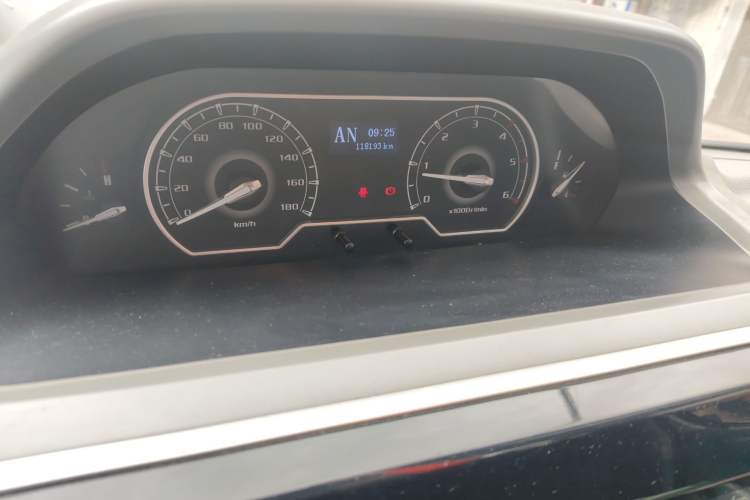 Used SAIC MAXUS Xintu V80 2019 2.5T Classic Edition AMT Aoyuntong Facelifted Long Wheelbase Mid-Height 7-Seater
