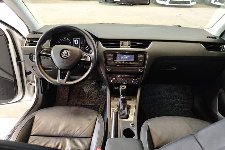 Used Skoda Octavia 2016 1.6L Automatic Smart Drive Edition Center Console