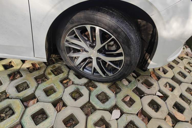 Used Geely Auto Emgrand 2022 4th Generation 1.5L CVT Elite Model Right Front Wheel Hub