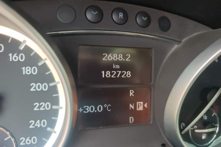 Used Mercedes-Benz M-Class 2010 ML 350 4MATIC Luxury Special Edition Odometer Close Up