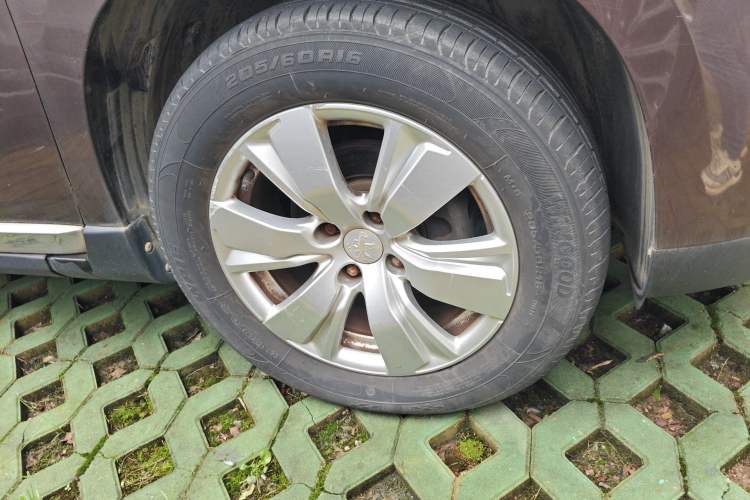 Used Peugeot 2008 2014 1.6L Manual Fashion Edition Exterior 1