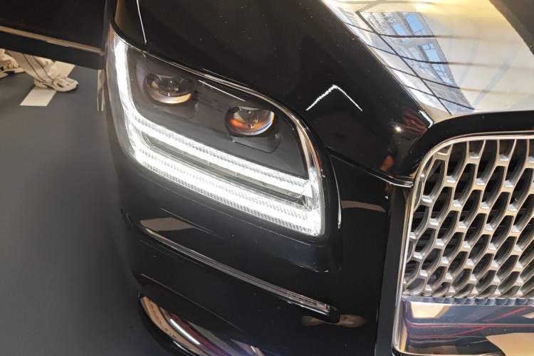 Used Lincoln Navigator 2019 3.5T Prestige Version China VI Standard Right Front Headlight