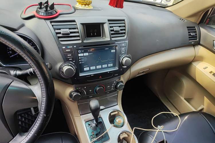 Used Toyota Highlander 2012 2.7L Two-Wheel Drive 7-Seater Elite Edition Audio And AC Panel