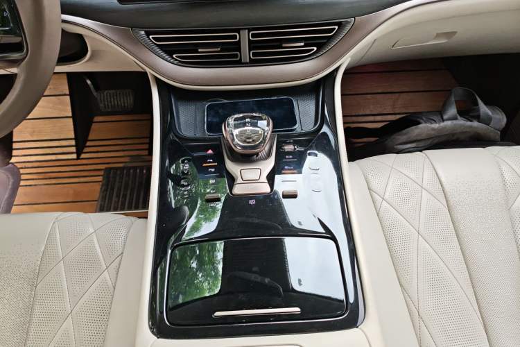 Used Denza D9 2022 DM-i 970 Four-Wheel Drive Flagship Model
