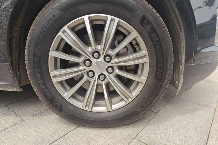 Used Cadillac XT5 2018 28T Four-Wheel Drive Luxury Model Right Front Wheel Hub