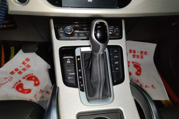 Used Geely Auto Emgrand X7 Sport 2018 1.8TD Automatic Two-Wheel Drive Smart Connect 4G Internet Edition Gear Lever