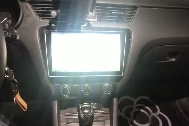 Used Skoda Octavia 2016 1.6L Automatic Smart Drive Edition Audio And AC Panel