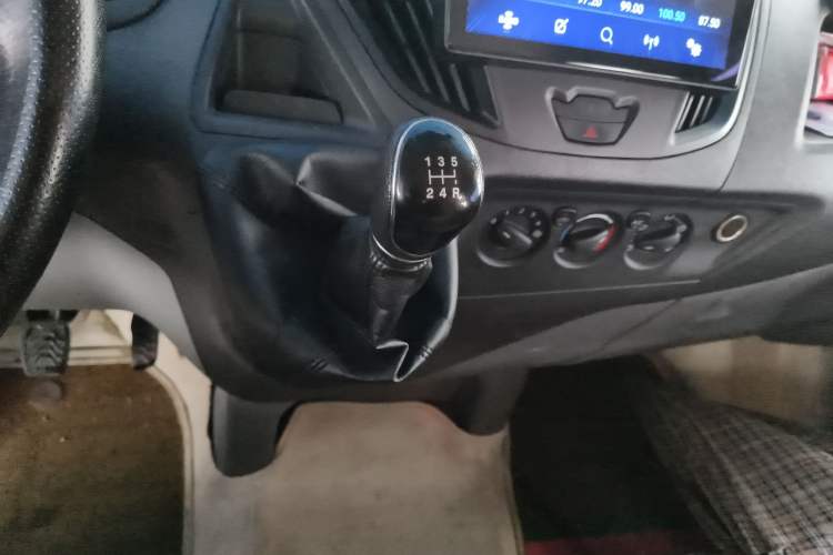 Used Ford Transit 2019 2.0T Diesel Multi-Purpose Commercial Vehicle Mid-Drive Mid-Roof 6-Seater China VI Standard
