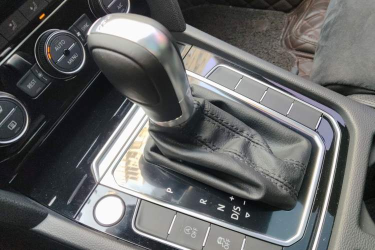 Used Volkswagen Magotan 2017 380TSI DSG Prestige Edition Gear Lever