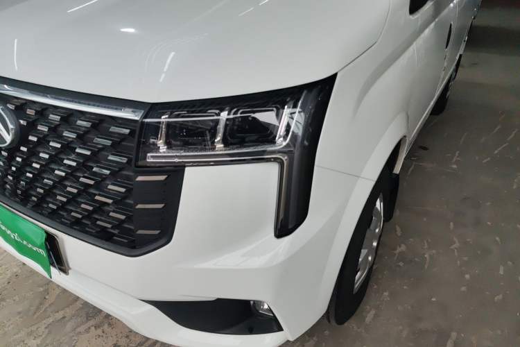 Used SAIC MAXUS Xintu V80 2024 Aotuntong Value Edition 6MT Short Wheelbase Mid-Height Roof 127 Ps 5/6 Seats
