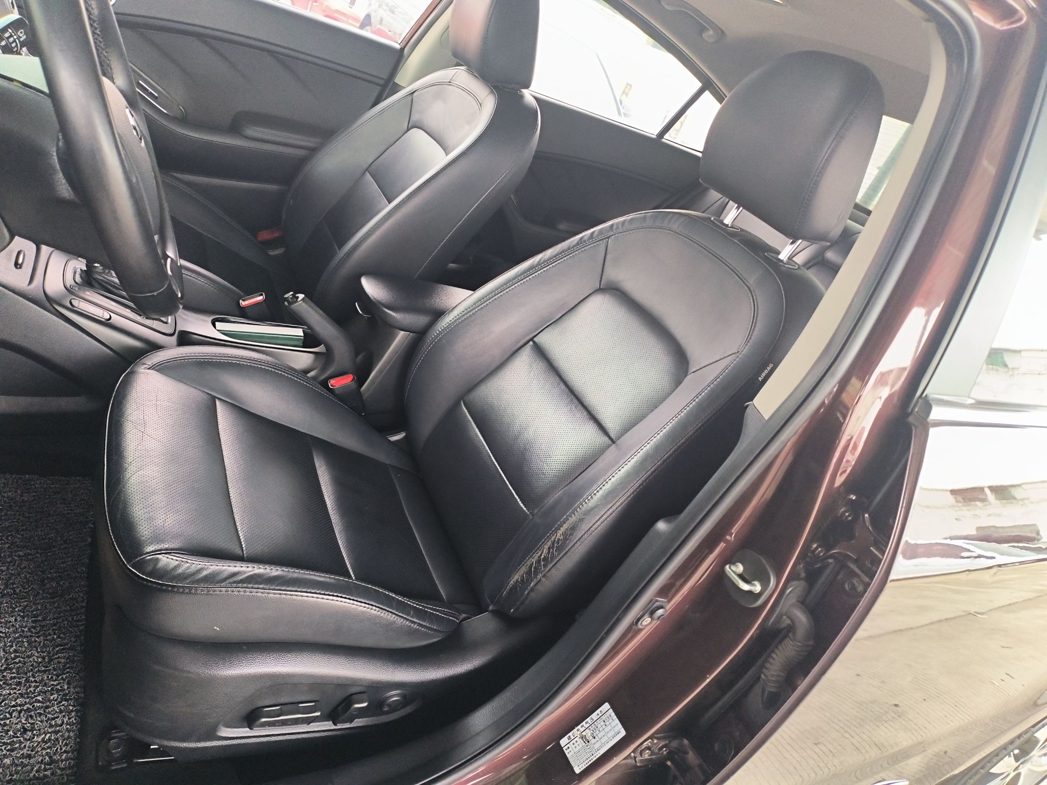 المقاعد الأمامية داخل السيارة