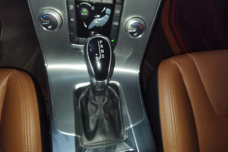 Used Volvo S60 2015 S60L 2.0T Zhiyuan Edition
