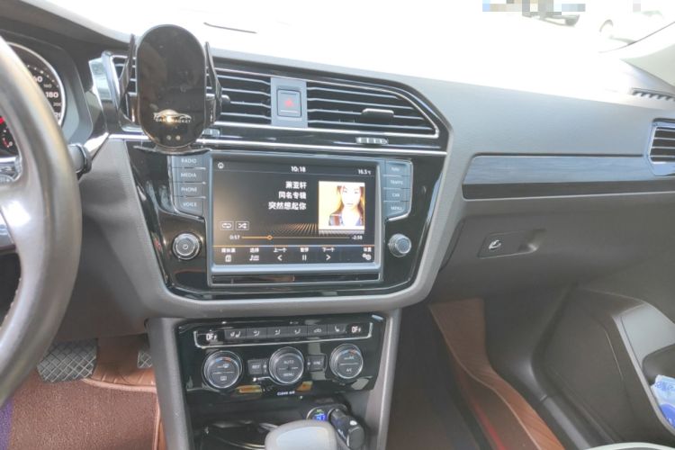 Used Volkswagen Tiguan L 2017 380TSI Automatic All-Wheel-Drive Luxury Edition Audio And AC Panel