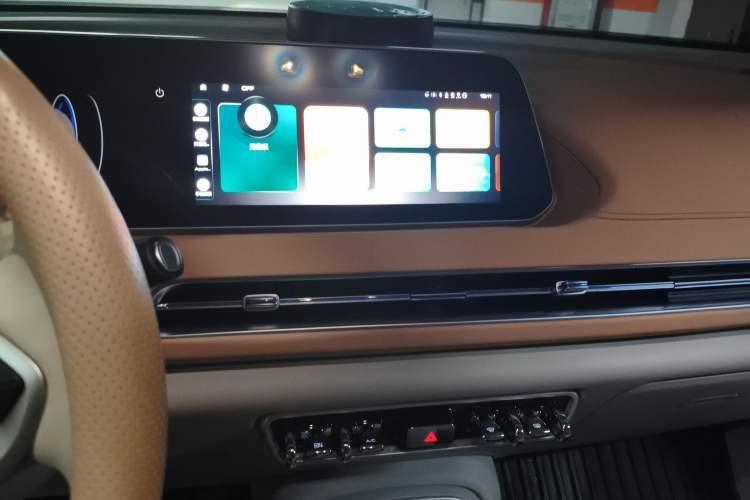 Used ORA Good Cat 2024 401 km Luxury Version 126 kW Audio And AC Panel