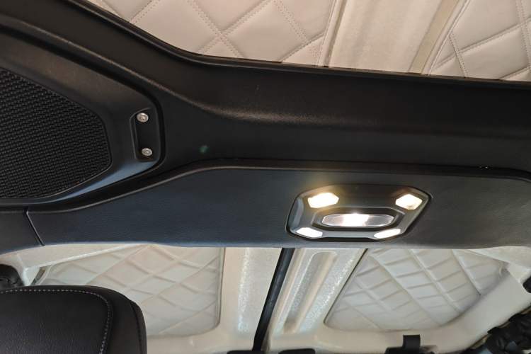 Used Jeep Wrangler 2019 2.0T Sahara Four-Door Version China VI Emission Standard Headliner