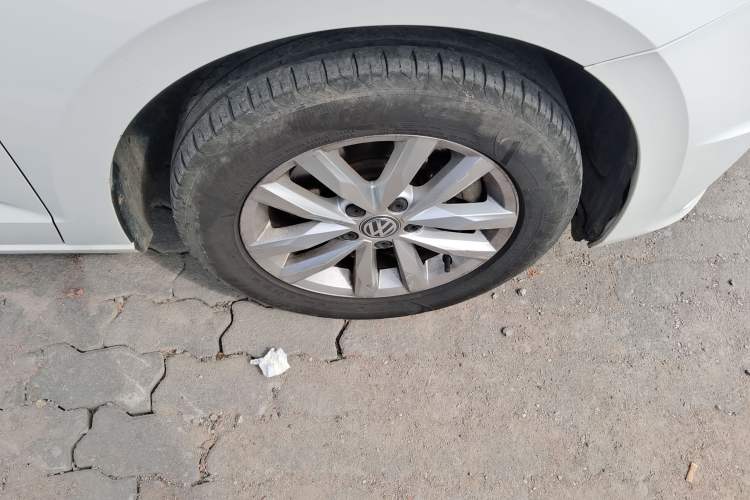 Used Volkswagen Touran 2016 Volkswagen Touran L 280TSI DSG Comfort Edition Right Front Wheel Hub