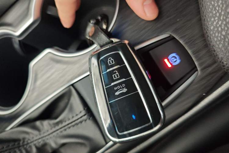 Used Toyota Camry 2023 2.0G Luxury Edition
