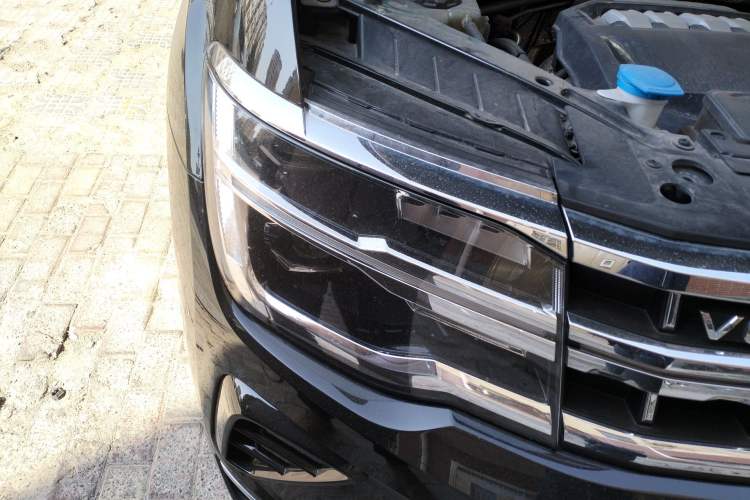 Used Volkswagen Teramont 2024 530 V6 All-Wheel-Drive Dragon Edition Right Front Headlight