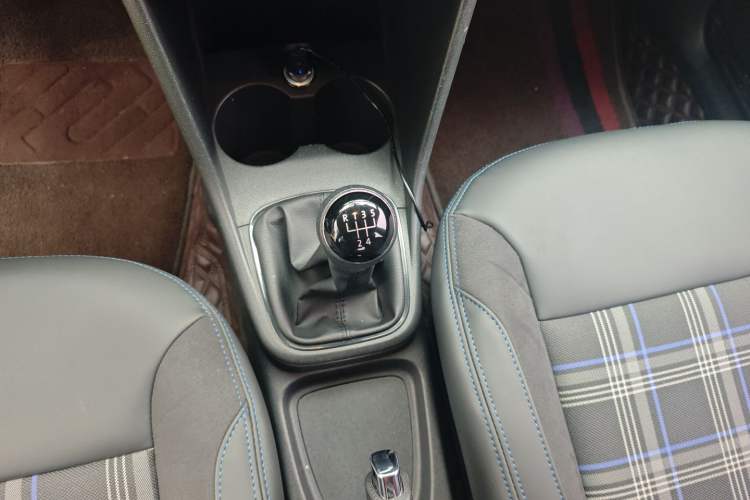 Used Volkswagen Polo 2016 1.4L Manual Fashion Model Gear Lever