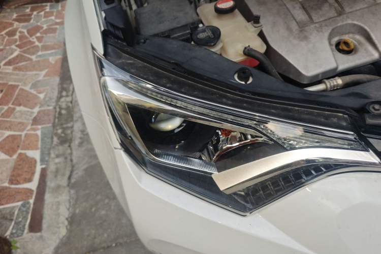 Used Toyota RAV4 2016 2.0L CVT Two-Wheel Drive Fashion Edition China V Standard
