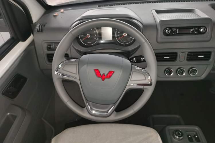 Used Wuling Yangguang 2025 Model 310KM Bus Edition—Customized by CATL
