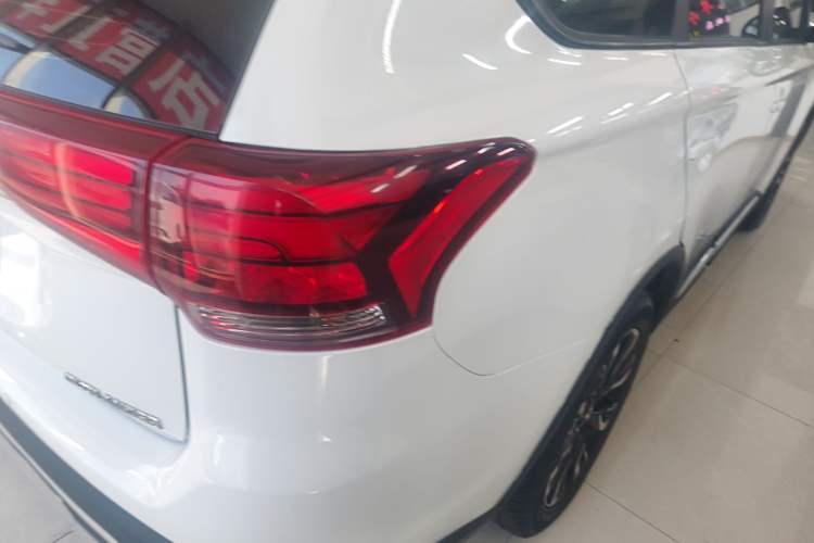 Used Mitsubishi Outlander 2019 2.0L Two-Wheel Drive Comfort Edition 7-Seater China VI Standard