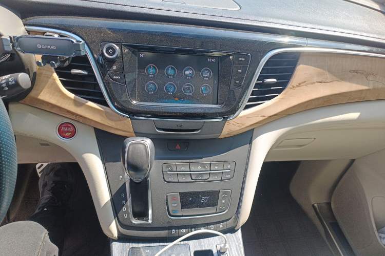 Used Buick GL8 2017 ES 28T Comfort Model China V Standard Audio And AC Panel