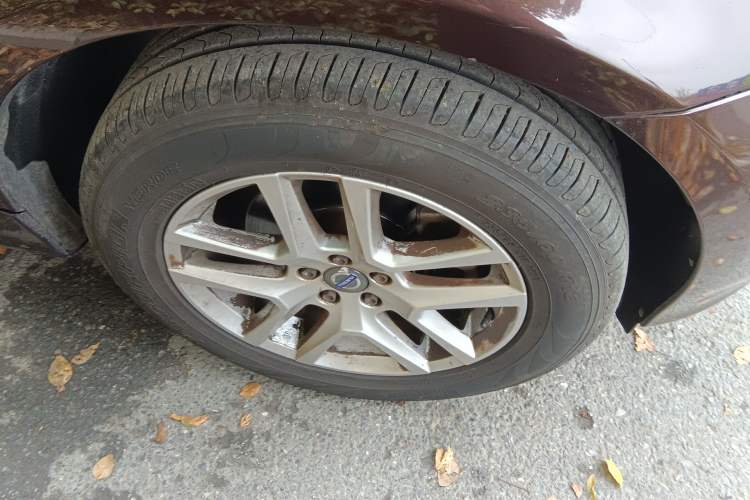 Used Volvo XC60 2017 T5 Smart Upgrade Edition Right Front Wheel Hub