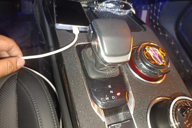 Used Hongqi HS3 2023 1.5T Two-Wheel Drive Shanwei Edition Gear Lever