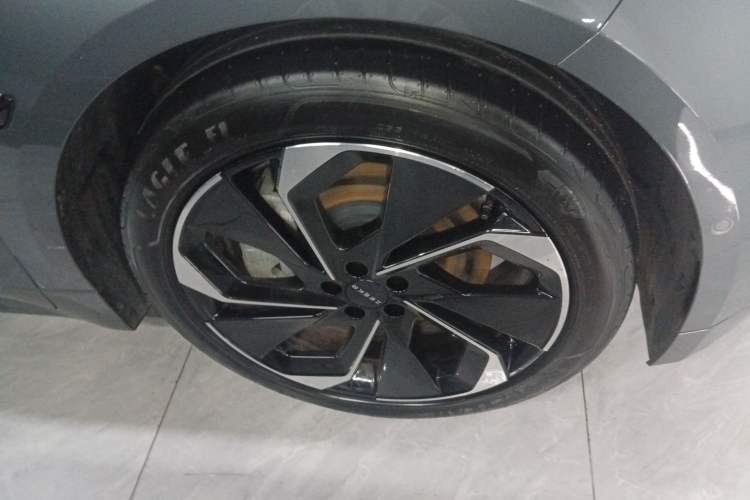 Used Zeekr 001 2022 Long-Range Dual-Motor WE Edition Right Front Wheel Hub