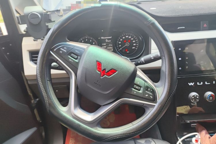 Used Wuling Hongguang PLUS 2020 1.5L Manual Comfort 7-Seater Steering Wheel
